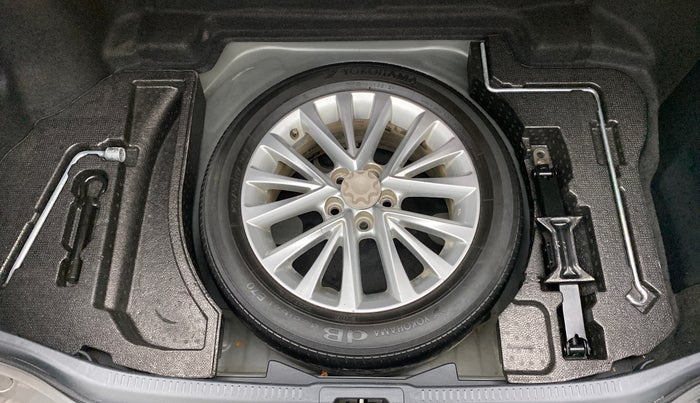 2016 Toyota Camry HYBRID, Hybrid, Automatic, 80,076 km, Spare Tyre