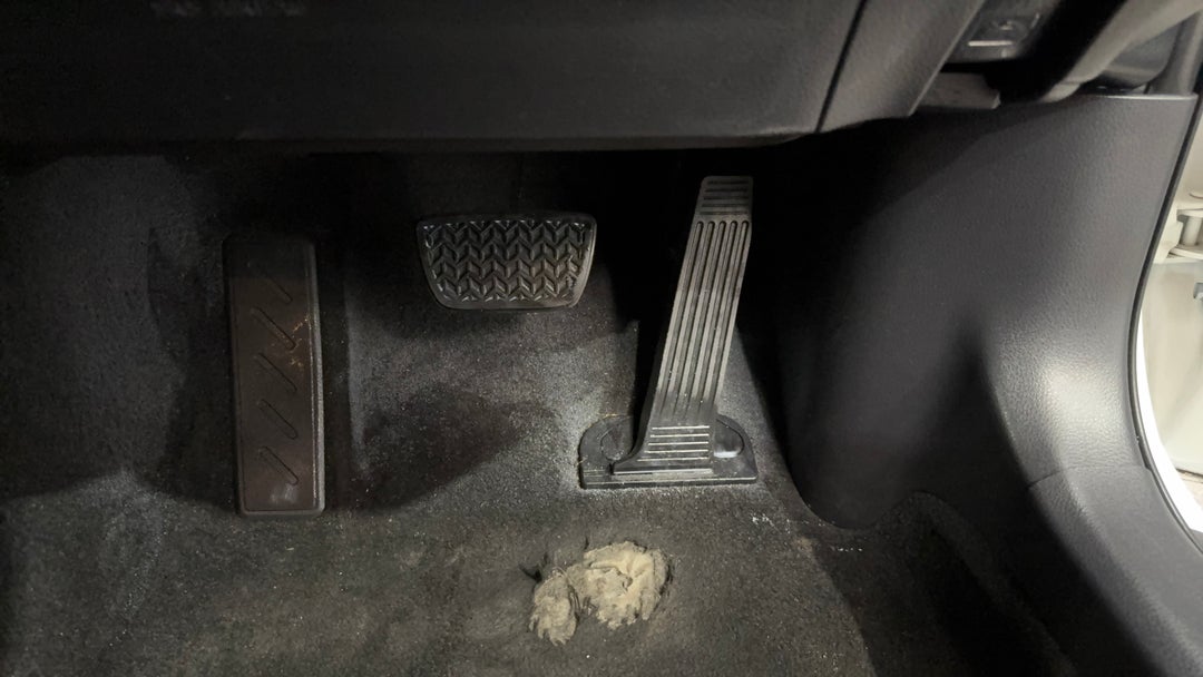 2019 Toyota Camry Ascent, Automatic, 104946 km, Pedals and Footmat