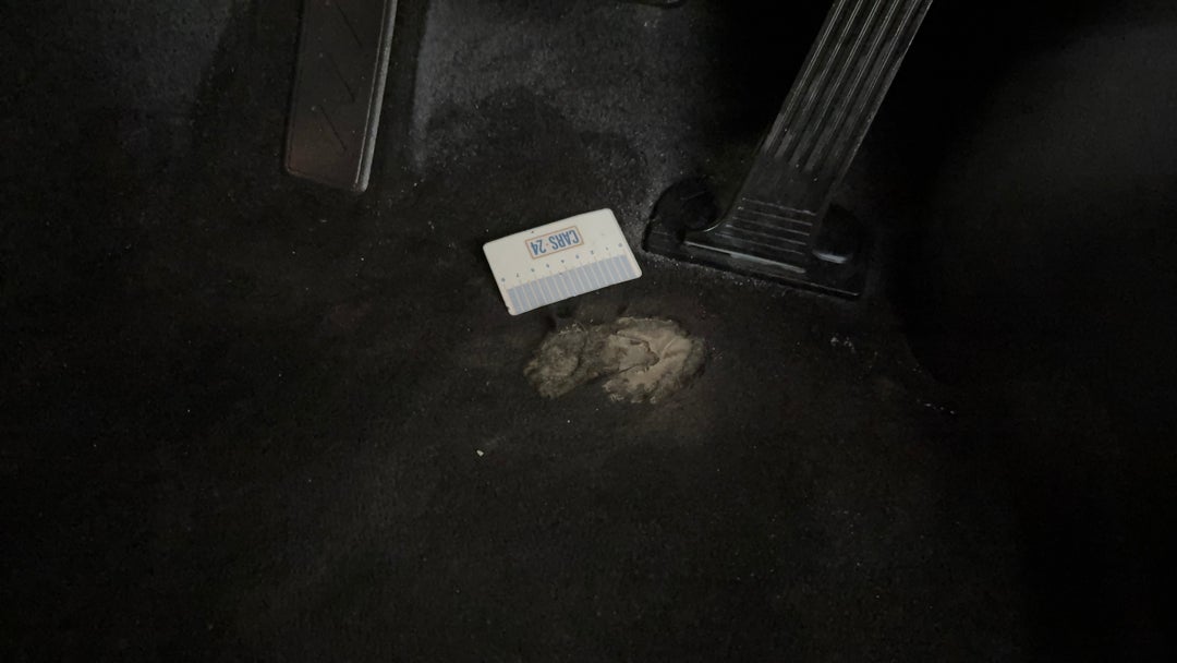 2019 Toyota Camry Ascent, Automatic, 104946 km, Floors / Carpets Wear