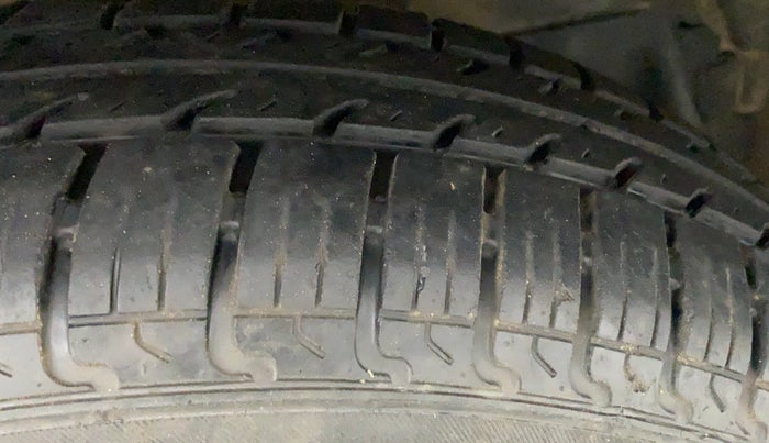 2017 Maruti Swift LXI (O), Petrol, Manual, 13,753 km, Right Front Tyre Tread