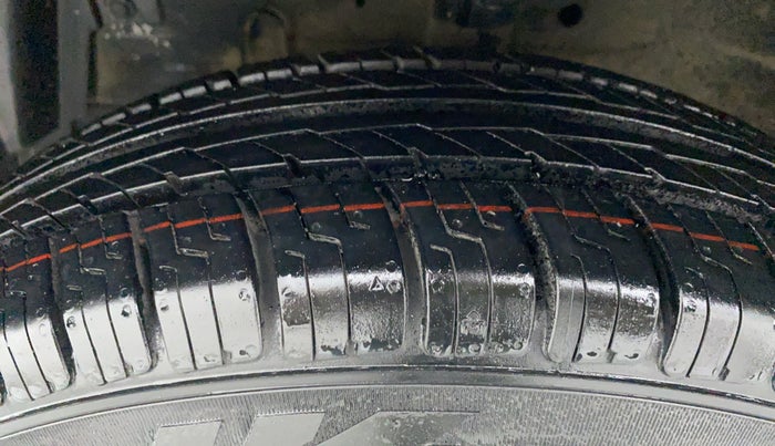 2017 Maruti Swift LXI OPT, Petrol, Manual, 58,273 km, Left Front Tyre Tread
