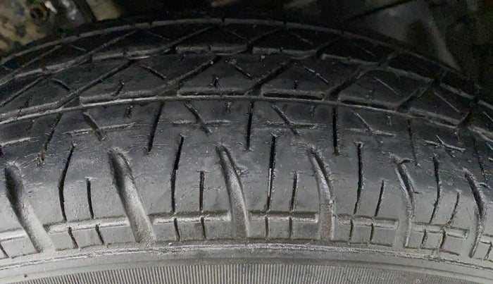 2014 Maruti Swift VXI D, Petrol, Manual, 39,700 km, Left Front Tyre Tread