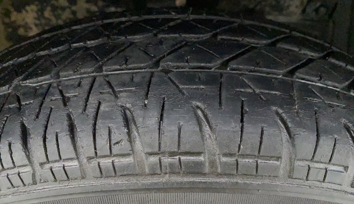 2014 Maruti Swift VXI D, Petrol, Manual, 39,700 km, Right Front Tyre Tread