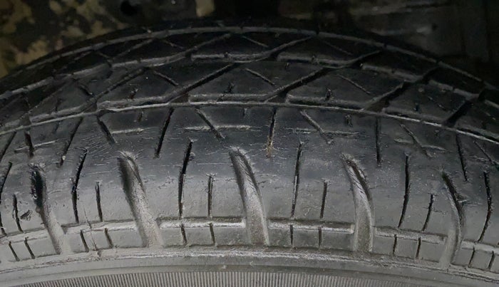 2014 Maruti Swift VXI D, Petrol, Manual, 39,700 km, Right Rear Tyre Tread