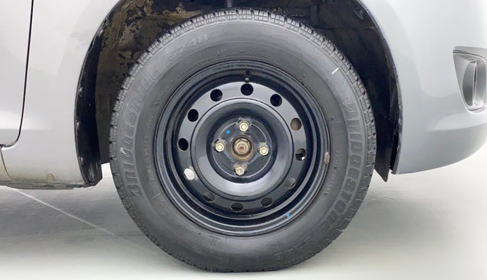 2014 Maruti Swift VXI D, Petrol, Manual, 39,700 km, Right Front Wheel