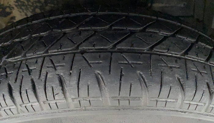 2014 Maruti Swift VXI D, Petrol, Manual, 39,700 km, Left Rear Tyre Tread
