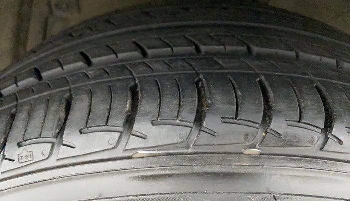 2017 Maruti Ciaz ALPHA 1.4 VVT, Petrol, Manual, 70,864 km, Left Front Tyre Tread