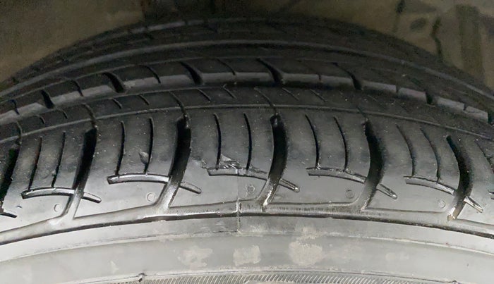 2017 Maruti Ciaz ALPHA 1.4 VVT, Petrol, Manual, 70,864 km, Right Front Tyre Tread