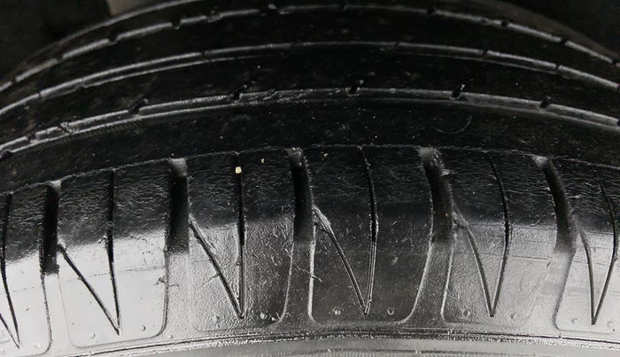 2018 Maruti Vitara Brezza ZDI PLUS DUAL TONE, Diesel, Manual, 37,621 km, Right Rear Tyre Tread