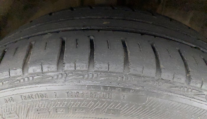 2017 Toyota Etios Liva VX DUAL TONE, Petrol, Manual, 37,917 km, Right Front Tyre Tread