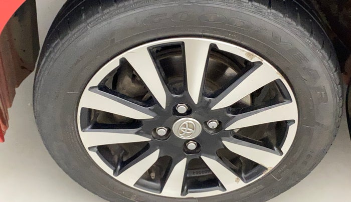2017 Toyota Etios Liva VX DUAL TONE, Petrol, Manual, 37,917 km, Left front tyre - Minor crack