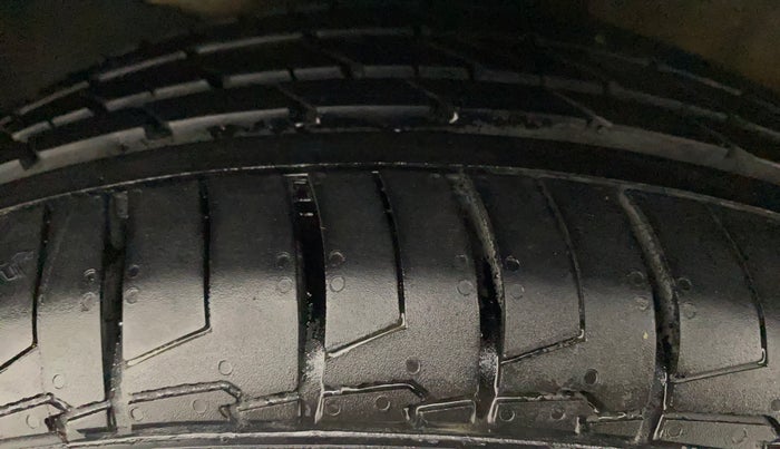 2018 Hyundai Verna 1.6 SX (O) CRDI MT, Diesel, Manual, 1,01,110 km, Left Front Tyre Tread
