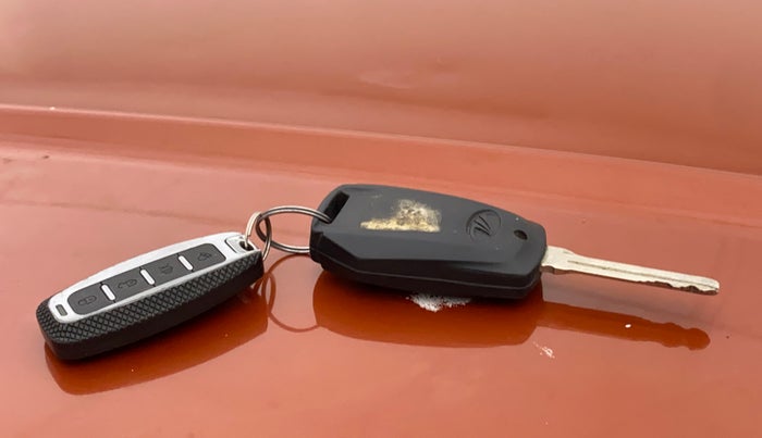 2016 Mahindra Kuv100 K4 PLUS 6 STR, Petrol, Manual, 33,431 km, Lock system - Remote key not functional