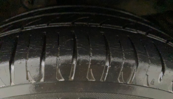 2016 Mahindra Kuv100 K4 PLUS 6 STR, Petrol, Manual, 33,431 km, Left Front Tyre Tread
