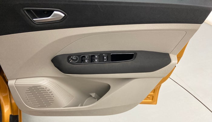 2019 Renault TRIBER RXZ, Petrol, Manual, 30,444 km, Driver Side Door Panels Control