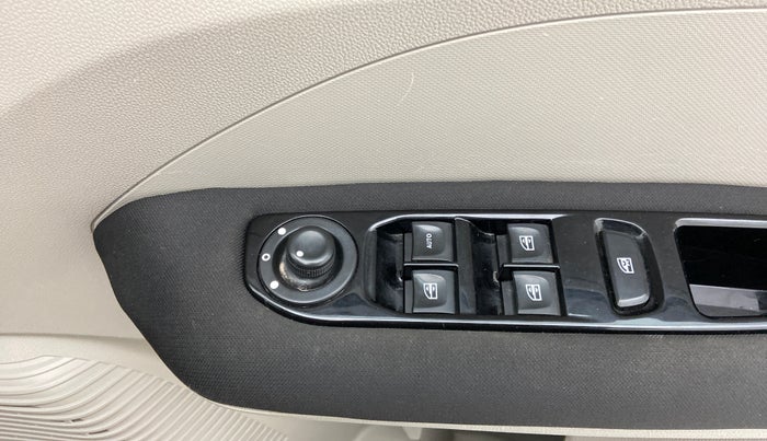 2019 Renault TRIBER RXZ, Petrol, Manual, 30,444 km, Right rear-view mirror - ORVM switch has minor damage