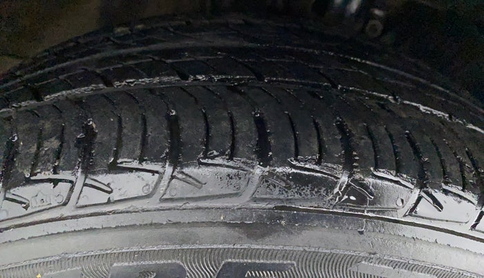 2016 Volkswagen Ameo HIGHLINE 1.2, Petrol, Manual, 28,050 km, Left Front Tyre Tread