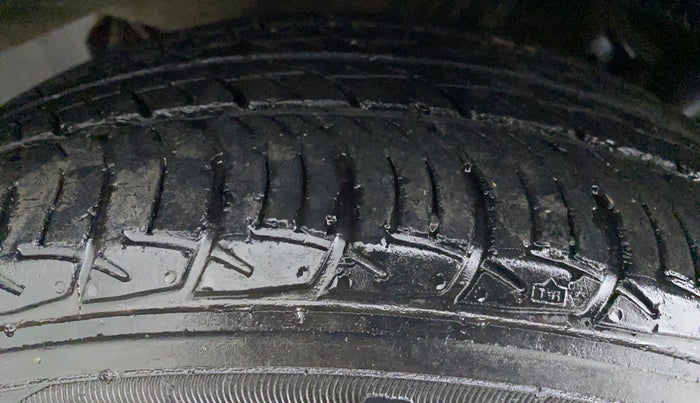 2016 Volkswagen Ameo HIGHLINE 1.2, Petrol, Manual, 28,050 km, Left Rear Tyre Tread