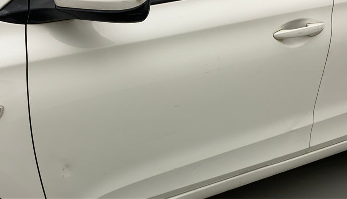 2016 Hyundai Elite i20 MAGNA 1.2, Petrol, Manual, 95,566 km, Front passenger door - Upto 4 inch Scratches + Count of scratches 3-5 ( Metal not Visible)