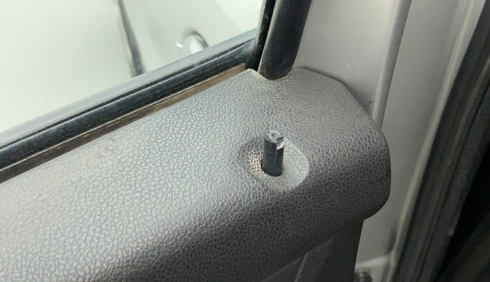 2016 Renault Kwid RXT 0.8, Petrol, Manual, 75,224 km, Lock system - Door lock knob has minor damage