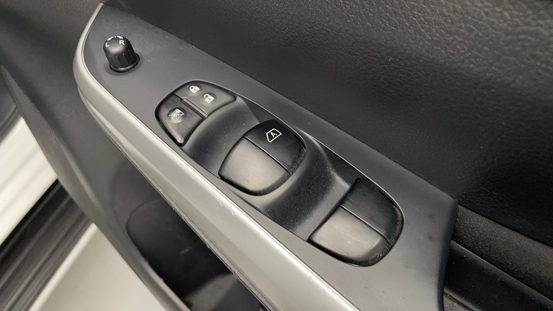 2018 Nissan Navara St (4x4), Automatic, 101289 km, Drivers Side Door Panel Controls