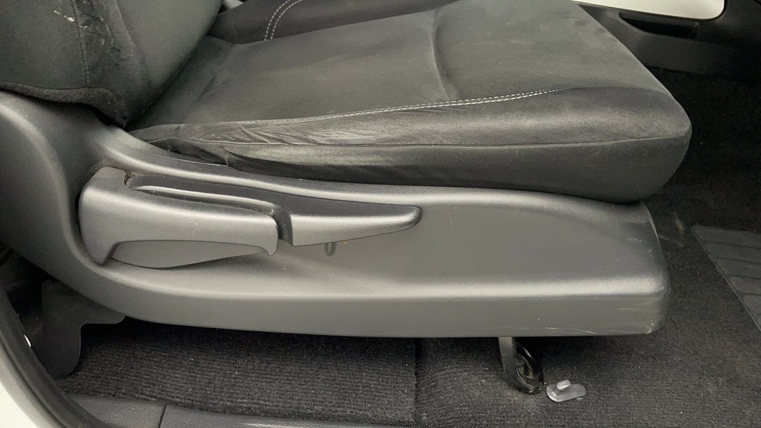 2018 Nissan Navara St (4x4), Automatic, 101289 km, Drivers Side Adjustment Panel