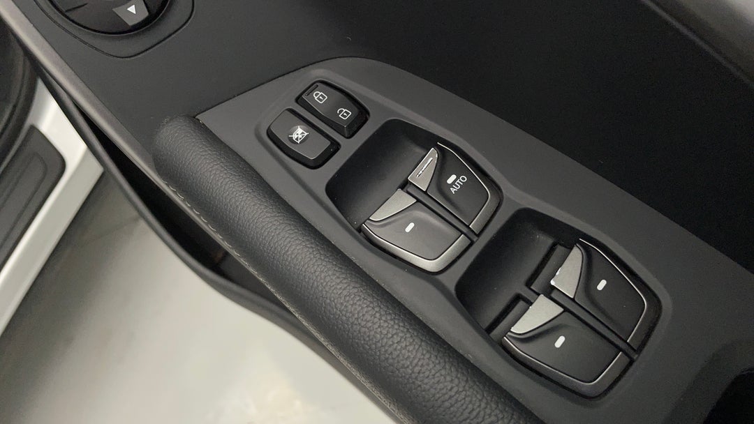 2017 Hyundai Santa Fe Active (4x4), Automatic, 76782 km, Drivers Side Door Panel Controls