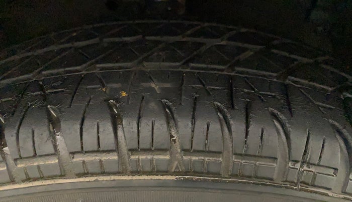 2015 Maruti Swift VXI, Petrol, Manual, 76,928 km, Left Front Tyre Tread