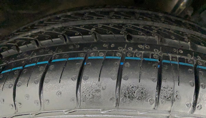 2016 Maruti Baleno DELTA PETROL 1.2, Petrol, Manual, 88,882 km, Right Front Tyre Tread