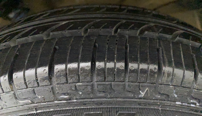 2017 Maruti Wagon R 1.0 LXI CNG, CNG, Manual, 74,772 km, Left Front Tyre Tread
