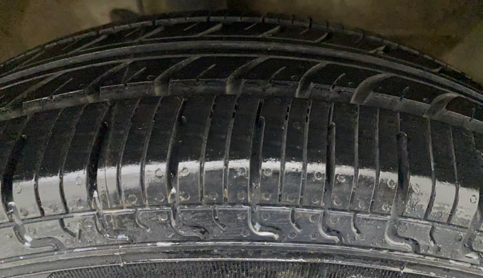 2017 Maruti Wagon R 1.0 LXI CNG, CNG, Manual, 74,772 km, Right Front Tyre Tread