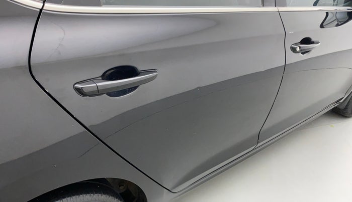 2018 Hyundai Verna 1.6 VTVT SX, Petrol, Manual, 53,475 km, Right rear door - Slightly dented