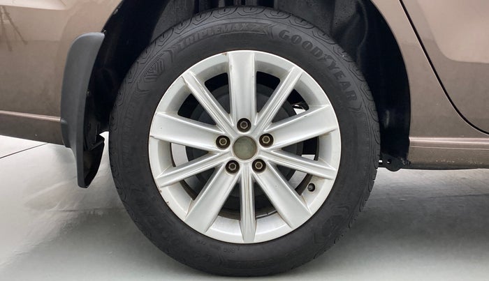 2017 Volkswagen Vento HIGHLINE 1.2 TSI AT, Petrol, Automatic, 52,022 km, Right Rear Wheel