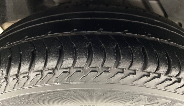 2016 Ford Figo Aspire 1.2 TITANIUM PETROL, Petrol, Manual, 29,743 km, Right Rear Tyre Tread