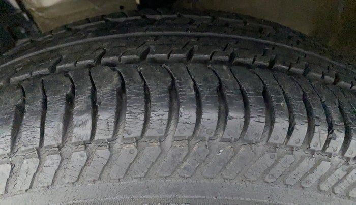 2015 Maruti Swift VXI D, Petrol, Manual, 11,732 km, Left Front Tyre Tread