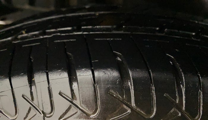 2014 Maruti Swift Dzire VXI, Petrol, Manual, 63,296 km, Right Rear Tyre Tread