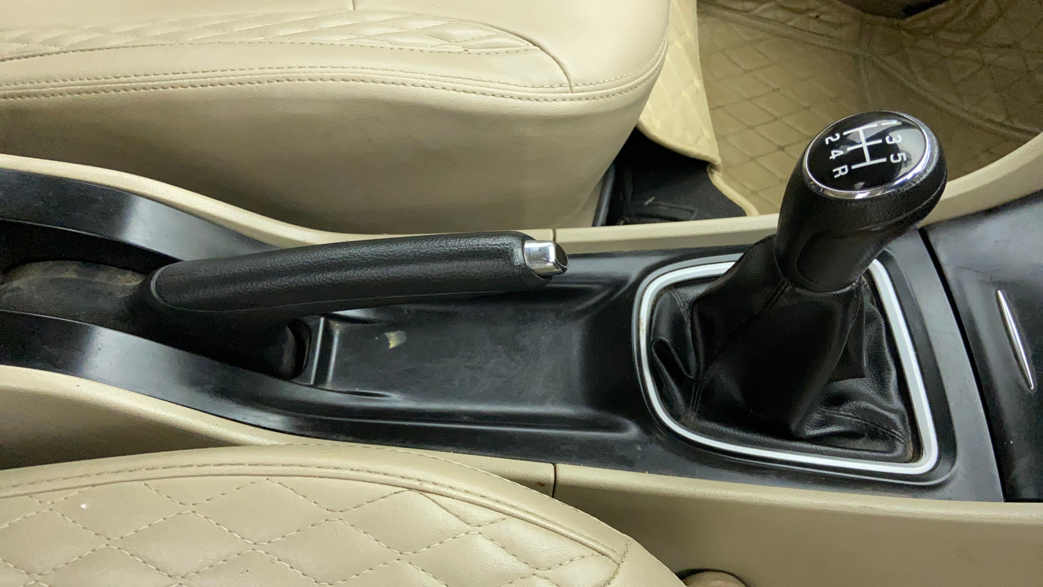 2019 Maruti Ciaz DELTA 1.5 SHVS MT PETROL, Petrol, Manual, 78,358 km, Gear Lever