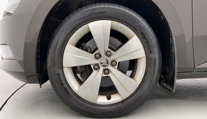 2018 Skoda Superb 1.8 TSI STYLE AT, Petrol, Automatic, 20,330 km, Left Front Wheel