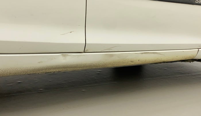 2012 Maruti Swift VXI, Petrol, Manual, 90,662 km, Right running board - Minor scratches