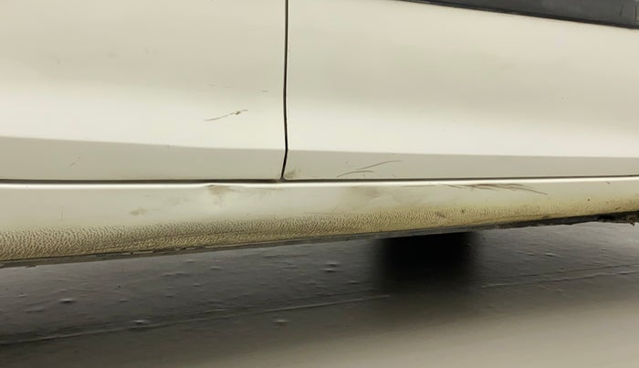 2012 Maruti Swift VXI, Petrol, Manual, 90,847 km, Right running board - Paint is slightly faded