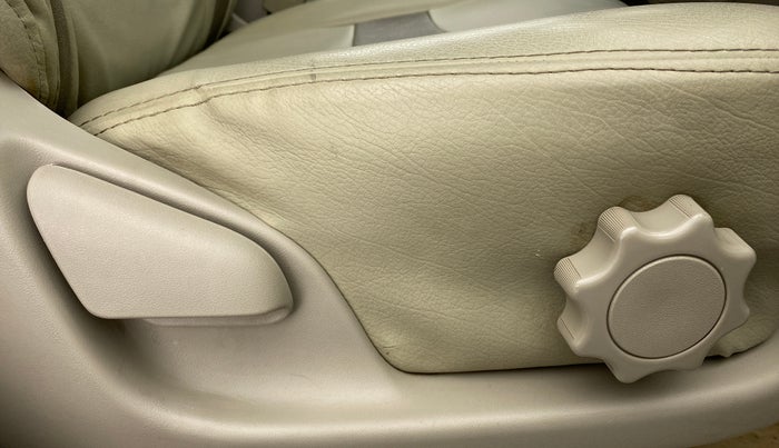 2014 Toyota Innova 2.5 GX 8 STR BS IV, Diesel, Manual, 98,625 km, Driver Side Adjustment Panel