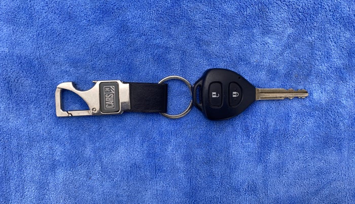 2014 Toyota Innova 2.5 GX 8 STR BS IV, Diesel, Manual, 98,625 km, Key Close Up