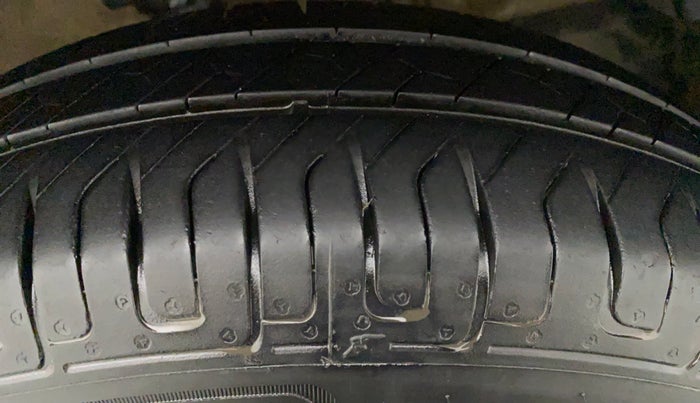 2015 Maruti Swift VXI, Petrol, Manual, 45,033 km, Left Front Tyre Tread