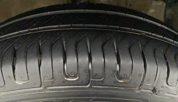 2015 Maruti Swift VXI, Petrol, Manual, 45,033 km, Right Front Tyre Tread