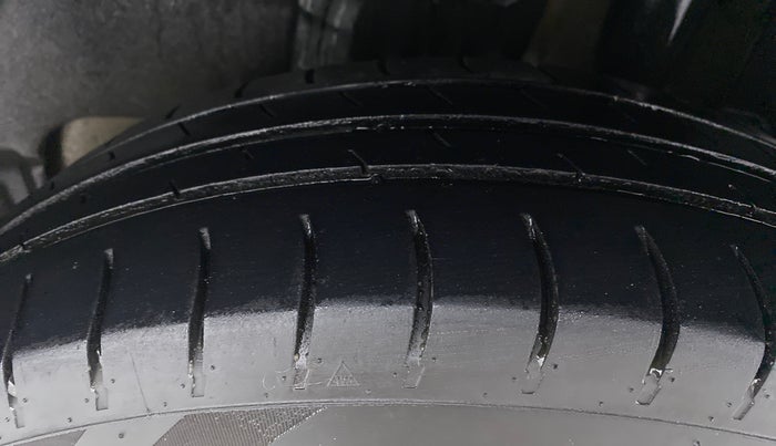 2018 Maruti Swift VXI D, CNG, Manual, 78,851 km, Left Rear Tyre Tread