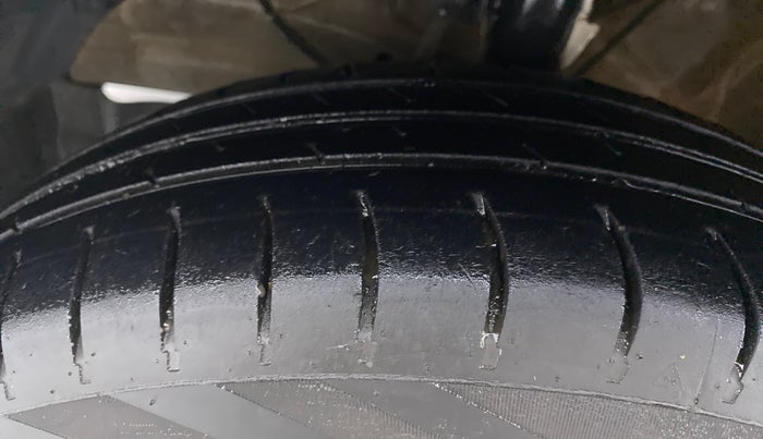2018 Maruti Swift VXI D, CNG, Manual, 78,851 km, Left Front Tyre Tread