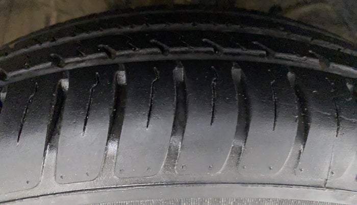 2020 Maruti Swift LXI, Petrol, Manual, 11,175 km, Right Front Tyre Tread