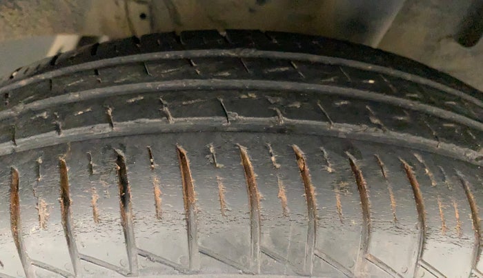 2019 Renault TRIBER RXZ, Petrol, Manual, 37,417 km, Left Rear Tyre Tread