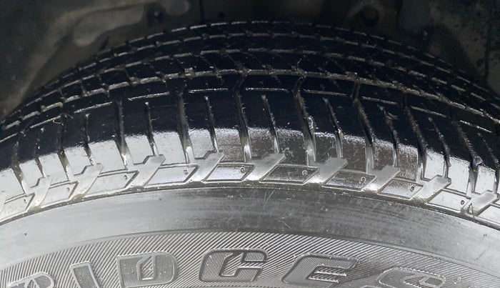 2017 Mahindra XUV500 W10 FWD, Diesel, Manual, 40,984 km, Left Front Tyre Tread