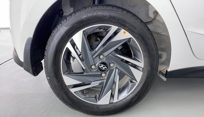 2021 Hyundai NEW I20 ASTA (O) 1.2 MT DUAL TONE, Petrol, Manual, 4,329 km, Right Rear Wheel